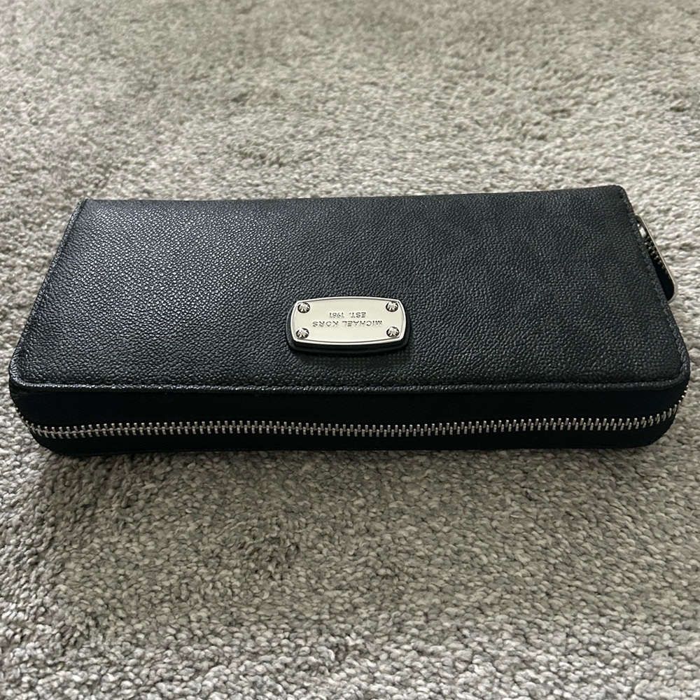Michael Kors Continental Monogram Wallet - Picture 4 of 10